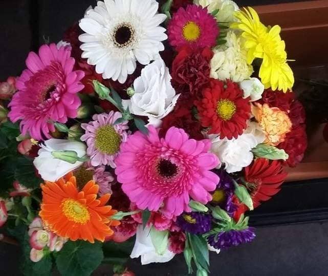 Envio y venta de flores ,rosas, plantas,arreglos florales ,regalos y desayunos a domicilio con delivery gratis en la Ciudad Autonoma de Buenos Aires y con costo de env�o en localidades del Gran Buenos Aires asi como delivery de flores y plantas a trav�s de florerias asociadas en todas las provincias de la Argentina, Buenos Aires, la Pampa, Tucuman, La Rioja, R�o Negro, Entre Rios, Corrientes, Misiones, Neuquen, Chubut, Tierra del Fuego, Santa Cruz, San Luis, Mendoza, Cordoba, Jujuy, Formosa, Santiago del Estero, Salta, Chaco, Catamarca ,San Juan, y ademas realizamos el delivery de flores ,coronas,palmas , plantas y regalos a todas las ciudades de Argentina, Mar del Plata, C�rdoba, Buenos Aires, con cargo en Santa Rosa, La Plata, Bella Vista, Neuquen, Pilar, Paran�, Posadas, Resistencia, Cipolleti y mas de 300 ciudades y localidades en todo el territorio de nuestro pa�s, asi como tambien tenemos la posibilidad de enviar flores a casi todo el mundo en cuestion de horas